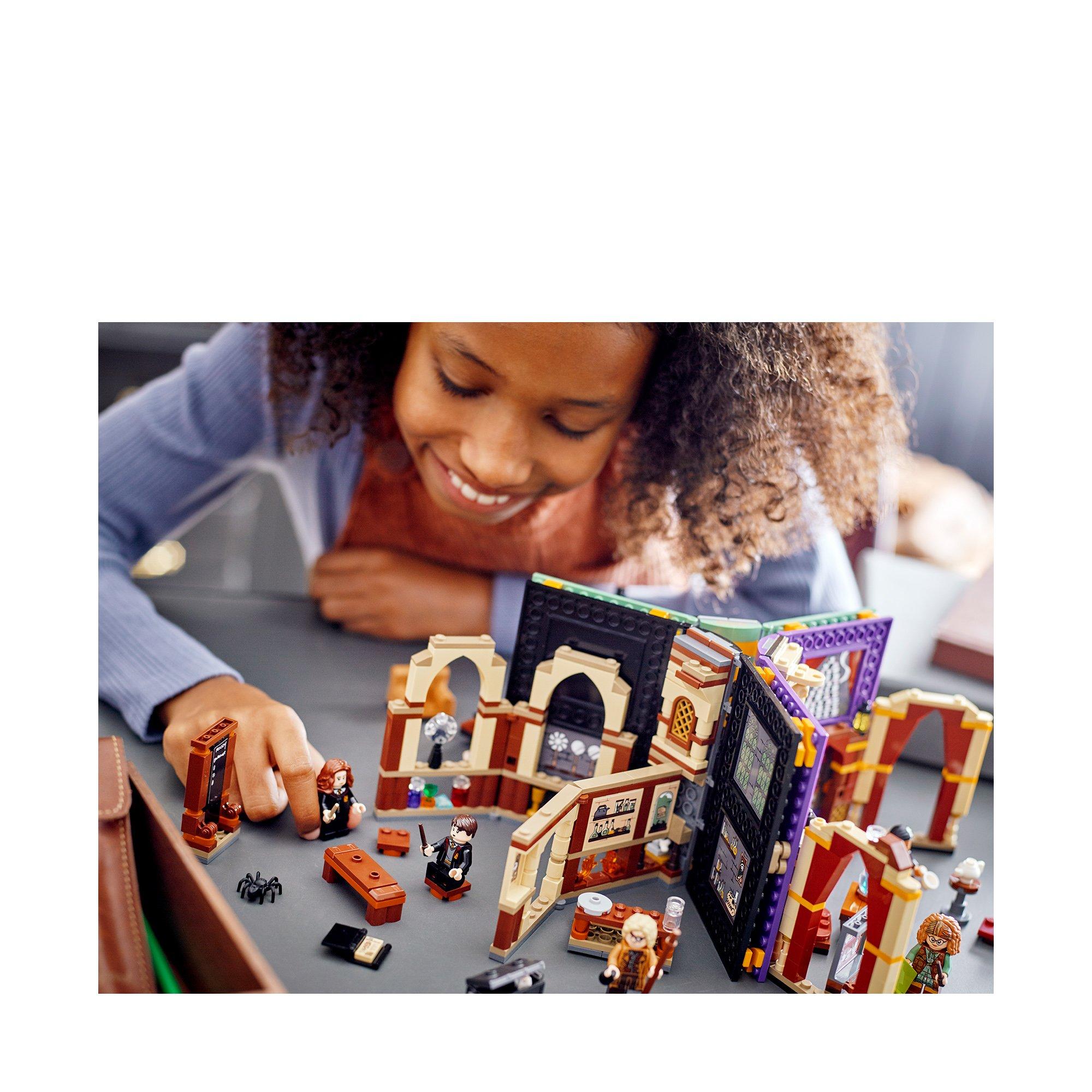 LEGO®  76397 Lezione di difesa a Hogwarts™ 