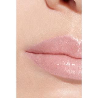 CHANEL ROUGE COCO BAUME DER GETÖNTE UND FEUCHTIGKEITSSPENDENDE BALSAM, DESSEN FARBINTENSITÄT SICH GANZ INDIVIDUELL ANPASSEN LÄSST, SORGT TAG FÜR TAG FÜR WUNDERSCHÖNE LIPPEN 