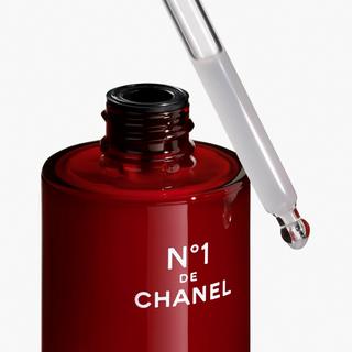 CHANEL N°1 DE CHANEL SÉRUM REVITALISANT LISSE, APPORTE DE L’ECLAT, POUR UNE PEAU QUI PARAÎT PLUS JEUNE 