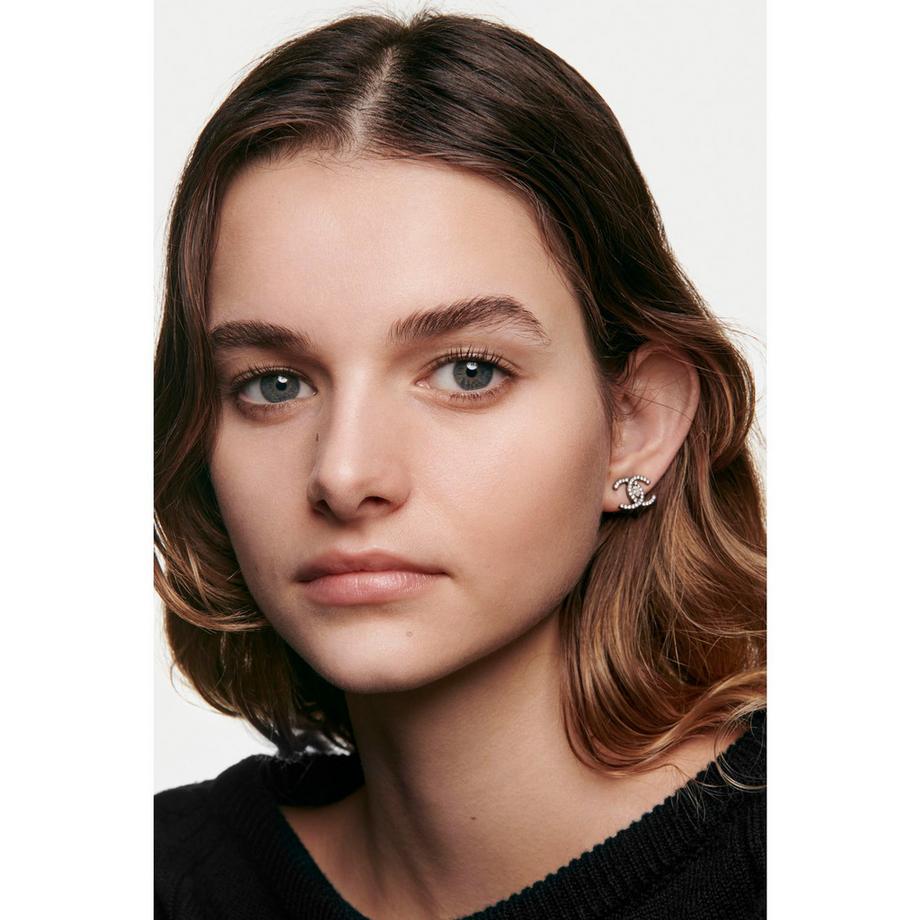 CHANEL N°1 DE CHANEL REVITALISIERENDE FOUNDATION VERLEIHT LEUCHTKRAFT - SPENDET FEUCHTIGKEIT - SCHÜTZT 