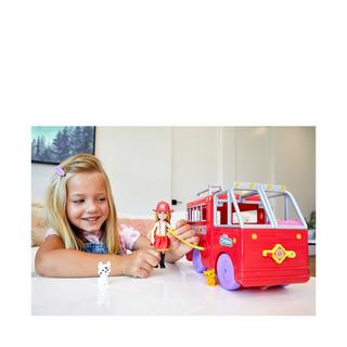 Barbie  Poupée Chelsea (blonde) avec voiture de pompiers, set comprenant des accessoires 