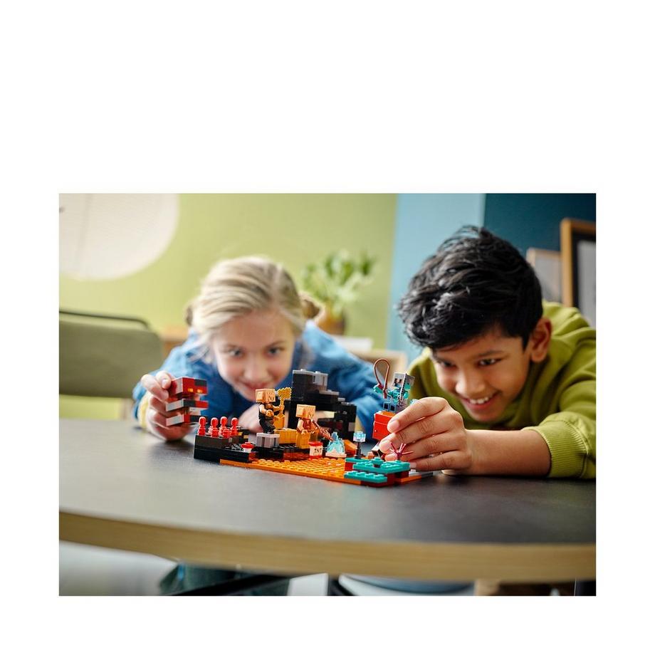 LEGO®  21185 Il bastione del Nether 