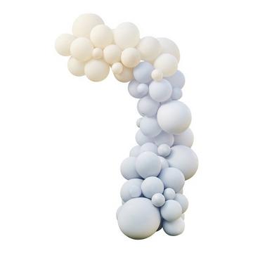Arco di palloncini blu, crema e bianco