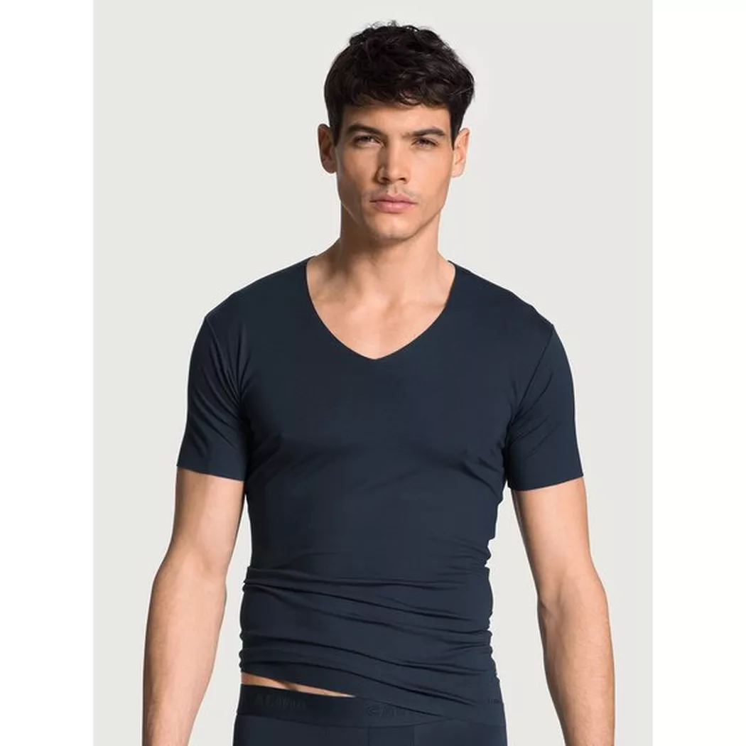 V-Shirt CALIDA "Clean Line", Damen, Gr. M (50), blau (schwarz sapphire), Interlock, Obermaterial: 92% Modal (TENCEL™), 8% Elasthan, unifarben, Basic hüftbedeckend, V-Ausschnitt, Shirts, V-Neck, elastisch, Interlock-Qualität, Kurzarm, schnelltrocknend