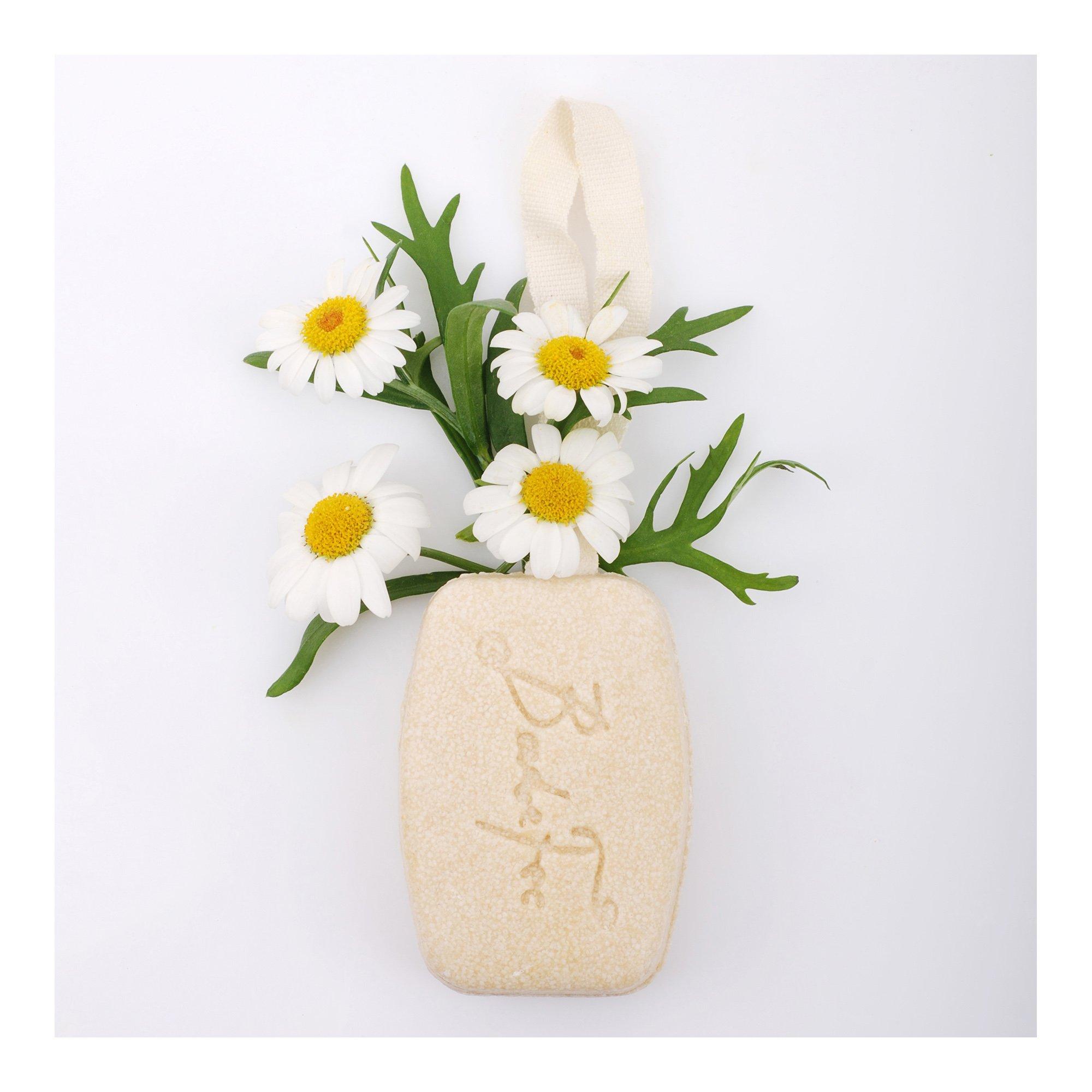 BadeFee Hairy solid shampoo
with chamomile blossoms and pomegranate extract for sensitiv "Shampoo solido con fiori di  camomilla ed estratto di melograno per cute sensibile" 