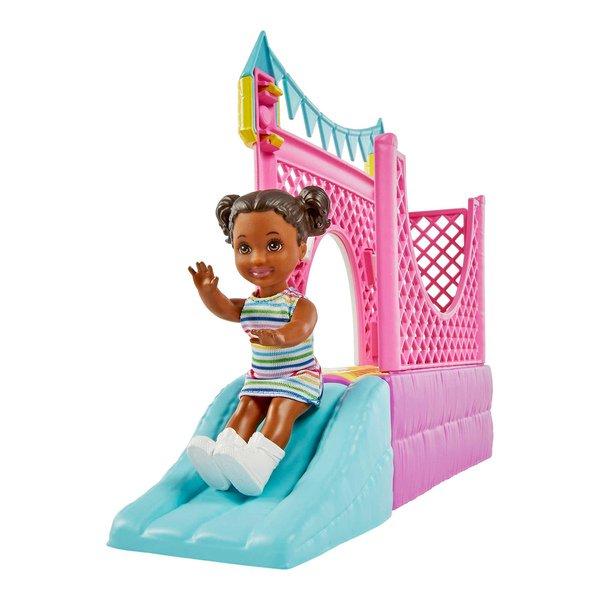 Barbie  Skipper Babysitters inklusive Hüpfburg-Spielset mit Puppen und Zubehör 