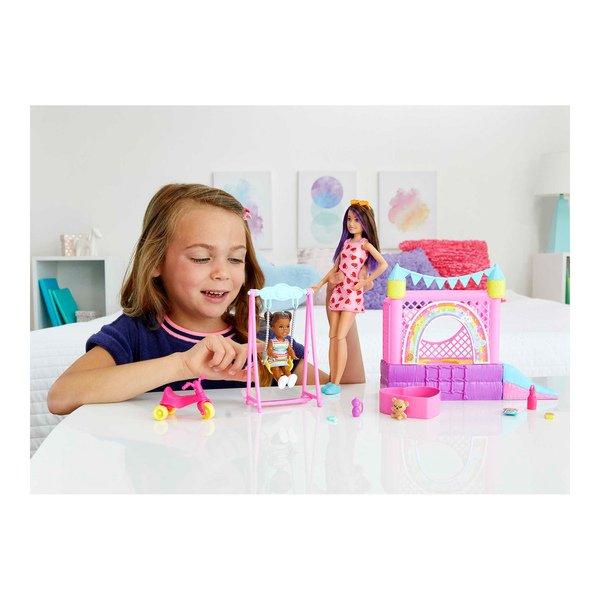 Barbie  Skipper Babysitters inklusive Hüpfburg-Spielset mit Puppen und Zubehör 