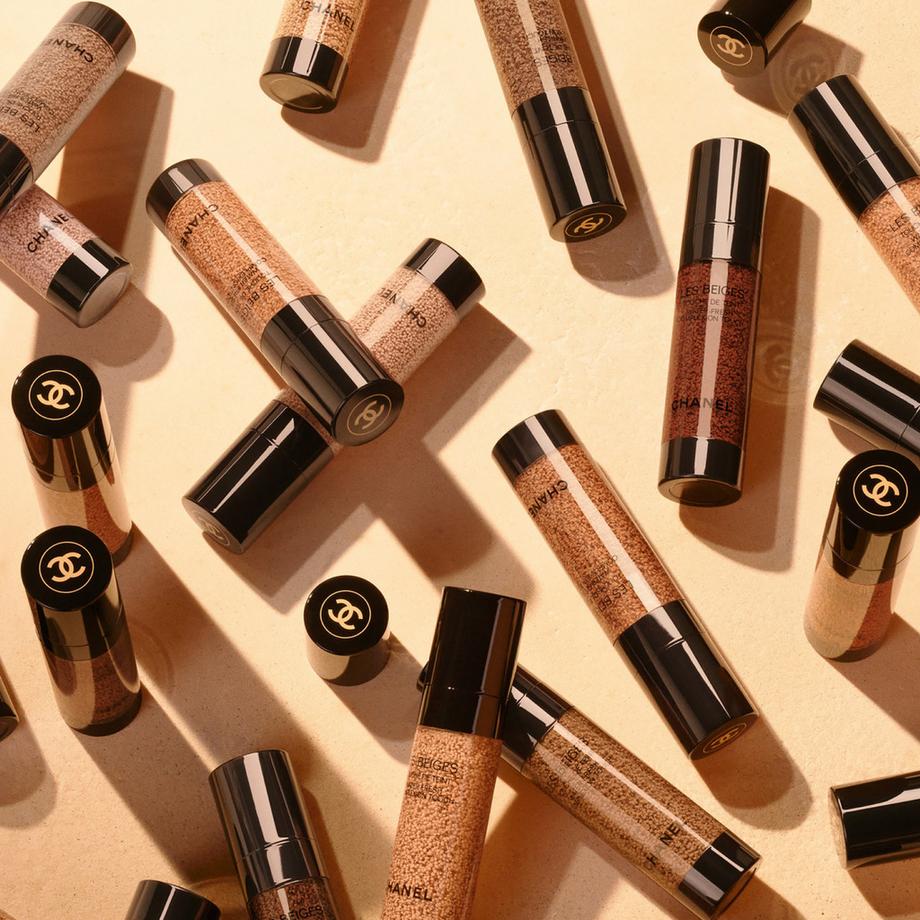 CHANEL LES BEIGES TOUCHE DE TEINT GLEICHT AUS – VERLEIHT LEUCHTKRAFT – SPENDET FEUCHTIGKEIT 