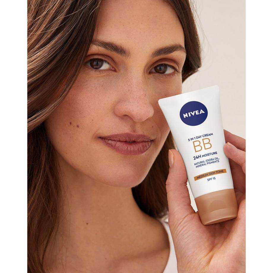 NIVEA 5in1 Tagespflege BB Mitt LSF15 5in1 Tagespflege BB Mittel LSF15 