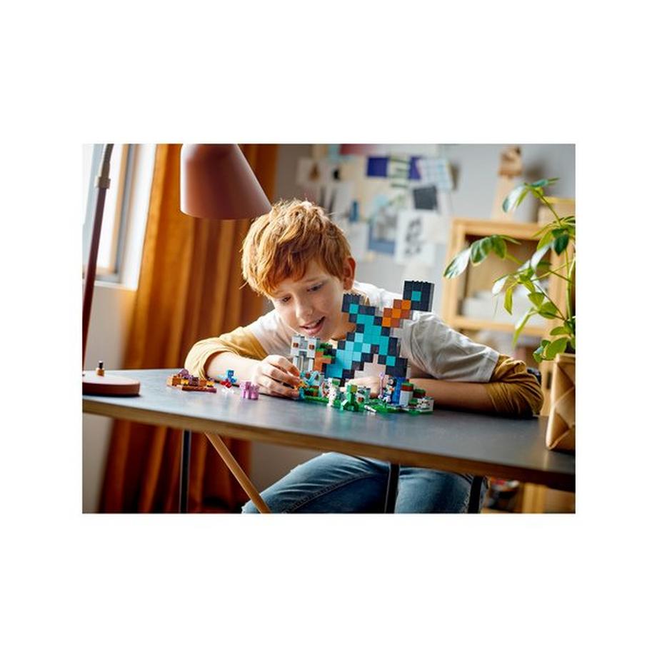 LEGO®  21244 L’avant-poste de l’épée 