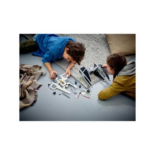 LEGO®   75348 Le chasseur Fang Mandalorien contre le TIE Interceptor™ 