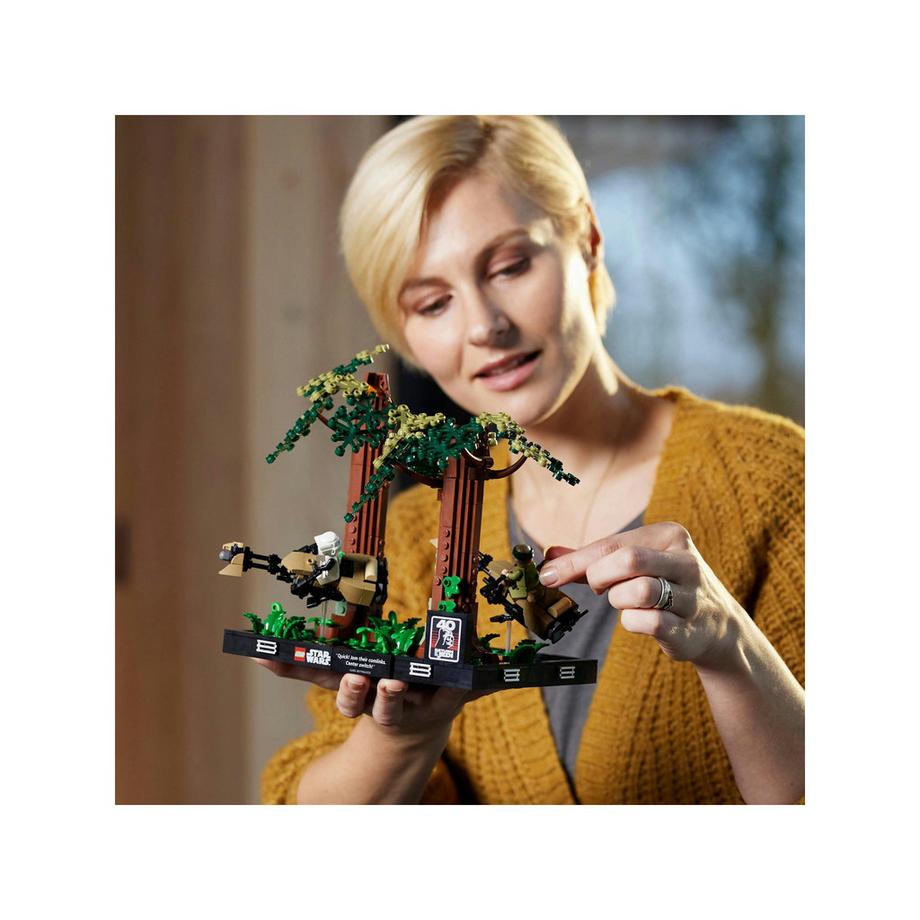 LEGO®  75353  Diorama Inseguimento con lo speeder su Endor™ 