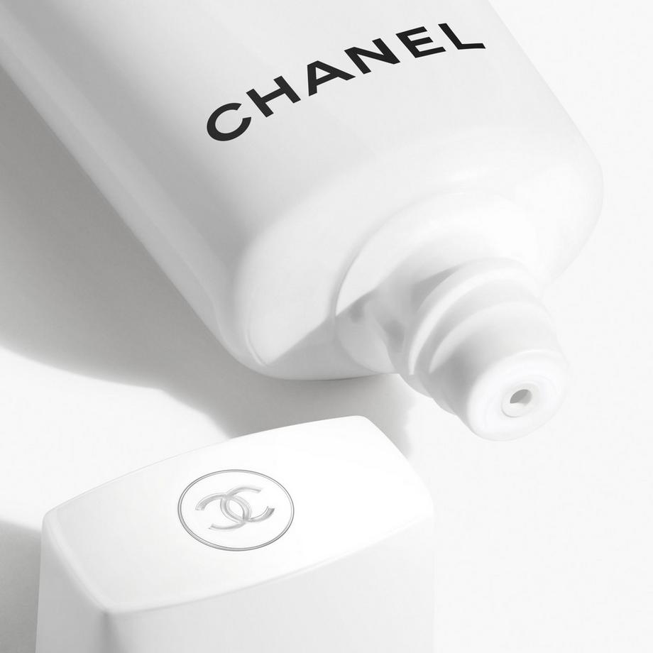 CHANEL UV ESSENTIEL  PROTEZIONE GLOBALE - UV - INQUINAMENTO - ANTIOSSIDANTE SPF 50 