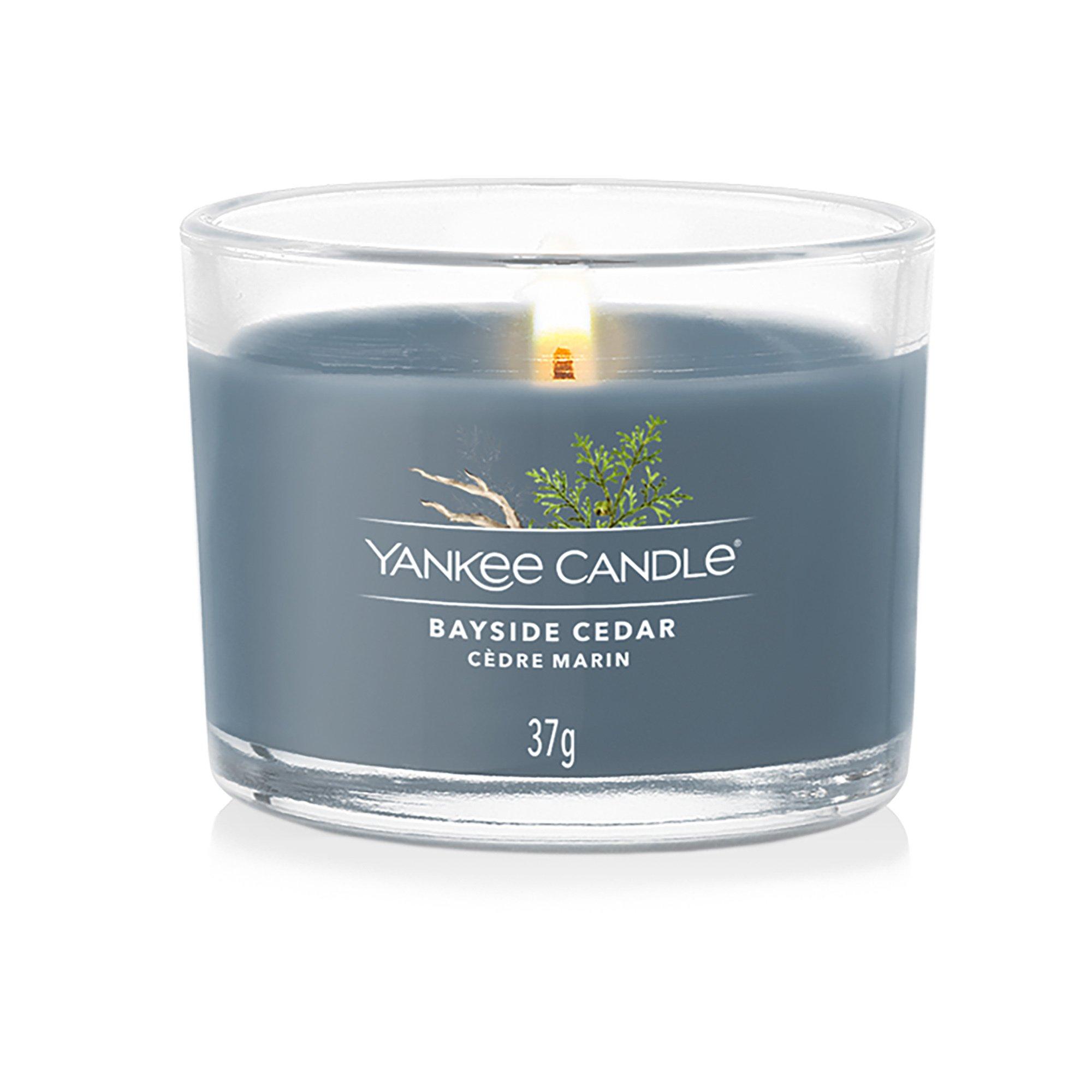 Yankee Candle Signature Bougie parfumée en verre Bayside Cedar 