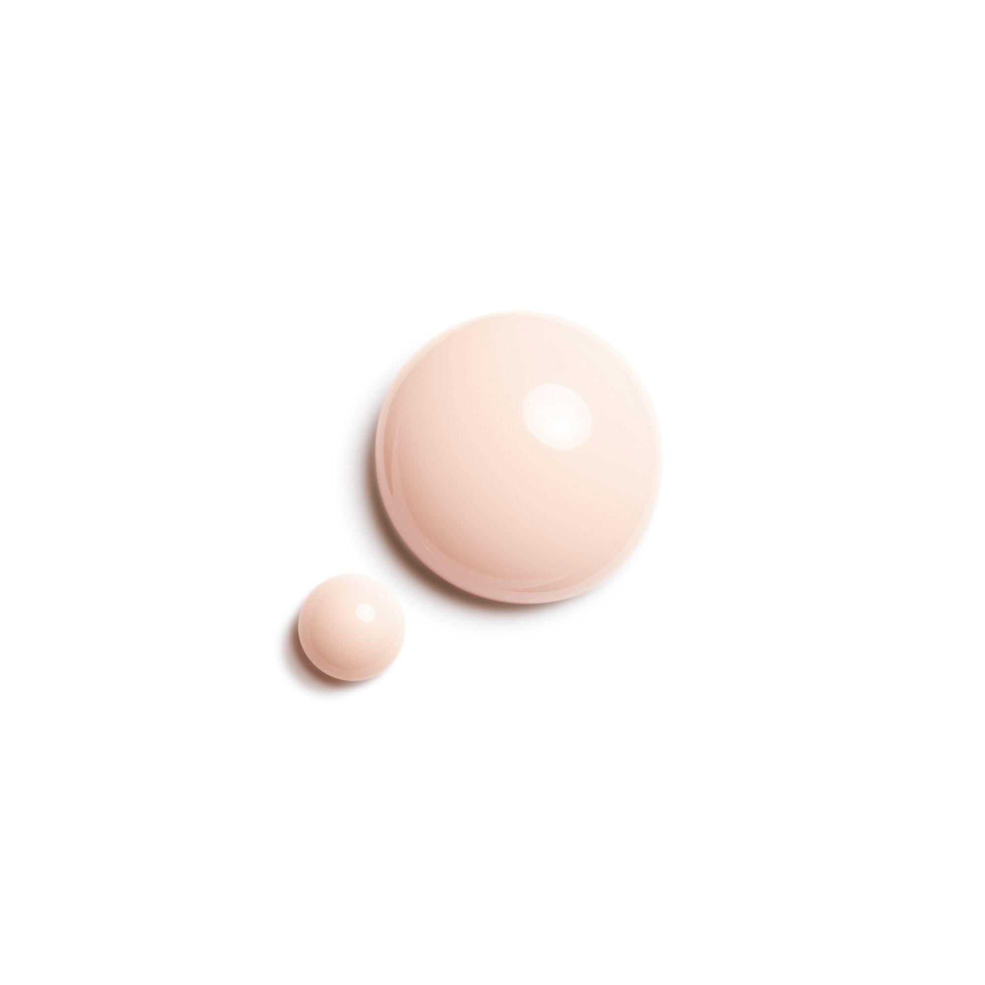 CHANEL LA BASE CAMÉLIA DER STÄRKENDE, SCHÜTZENDE UND GLÄTTENDE UNTERLACK 