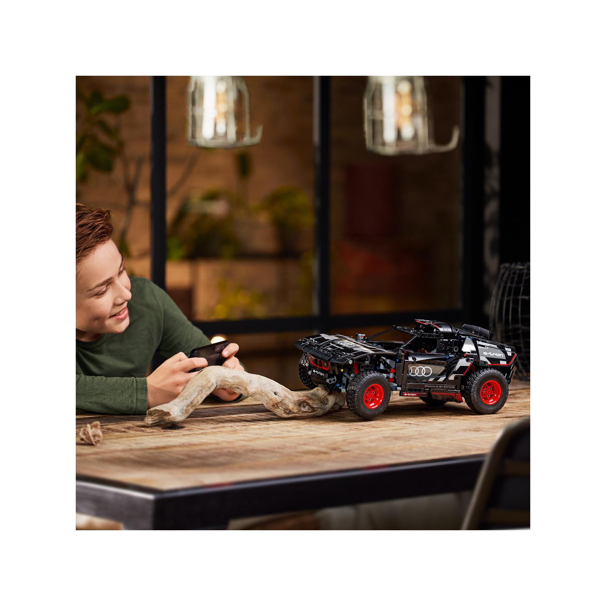 LEGO®  42160 Audi RS Q e-tron 