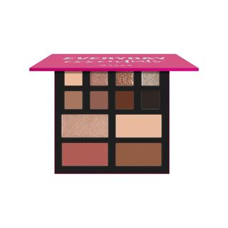 WYCON  Une palette complète pour le visage et les yeux dans un format voyage, avec des textures subtiles et très faciles à estomper  