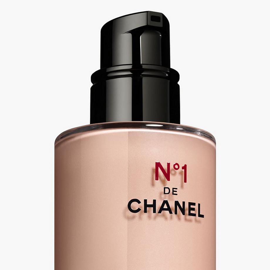 CHANEL N°1 DE CHANEL TEINT-PERFEKTIONIERER STRAHLKRAFT-BOOSTER – SORGT FÜR EBENMÄSSIGKEIT – PERFEKTIONIERT DEN TEINT 