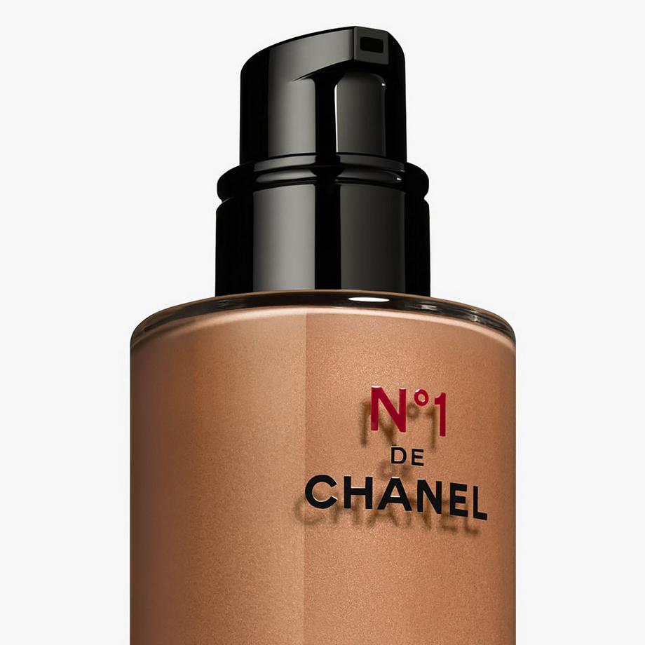 CHANEL N°1 DE CHANEL TEINT-PERFEKTIONIERER STRAHLKRAFT-BOOSTER - SORGT FÜR EBENMÄSSIGKEIT - PERFEKTIONIERT DEN TEINT 