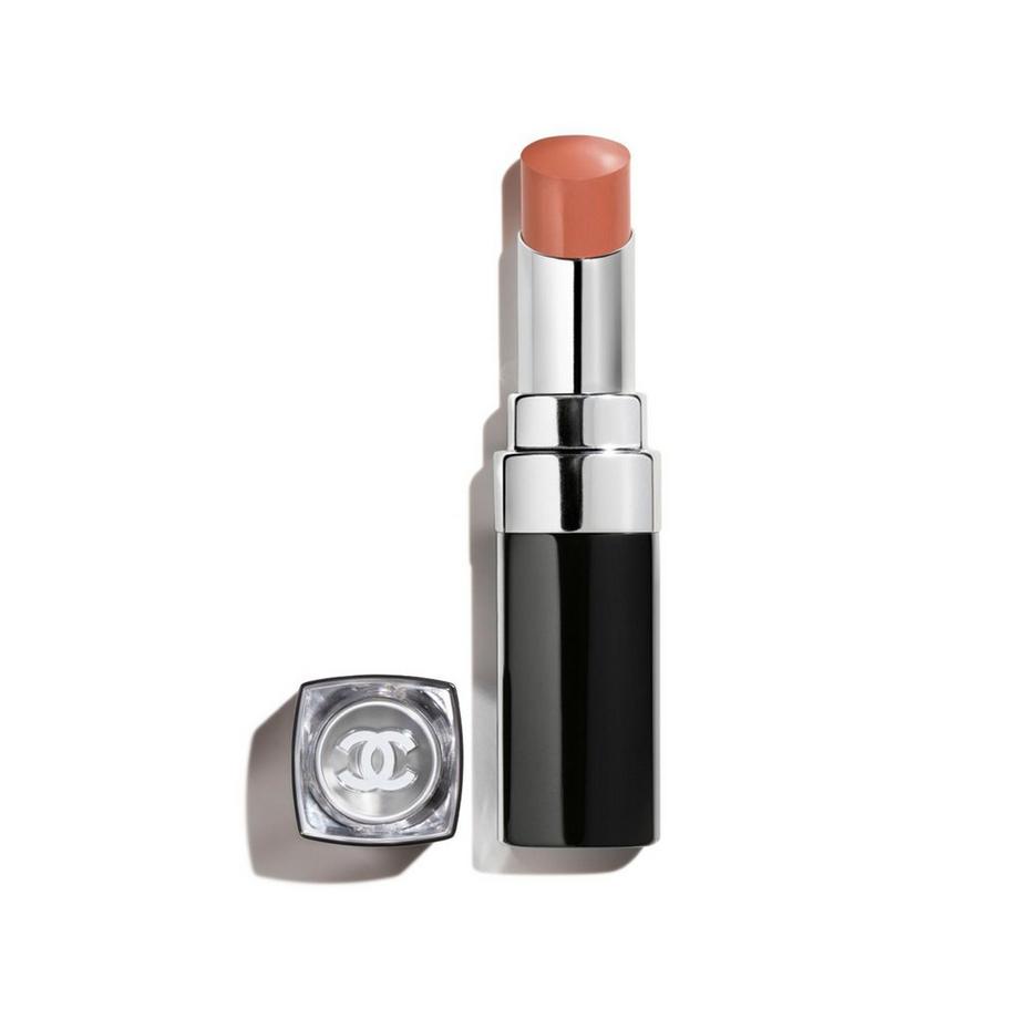 DER FEUCHTIGKEITSSPENDENDE, AUFPOLSTERNDE, HOCHGLÄNZENDE UND FARBINTENSIVE LIPPENSTIFT MIT LANGEM HALT.