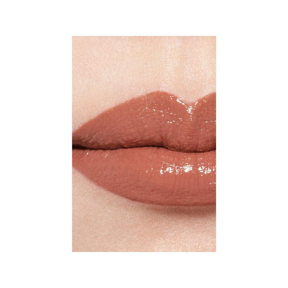 CHANEL ROUGE COCO BLOOM ⁠ DER FEUCHTIGKEITSSPENDENDE, AUFPOLSTERNDE, HOCHGLÄNZENDE UND FARBINTENSIVE LIPPENSTIFT MIT LANGEM HALT. 