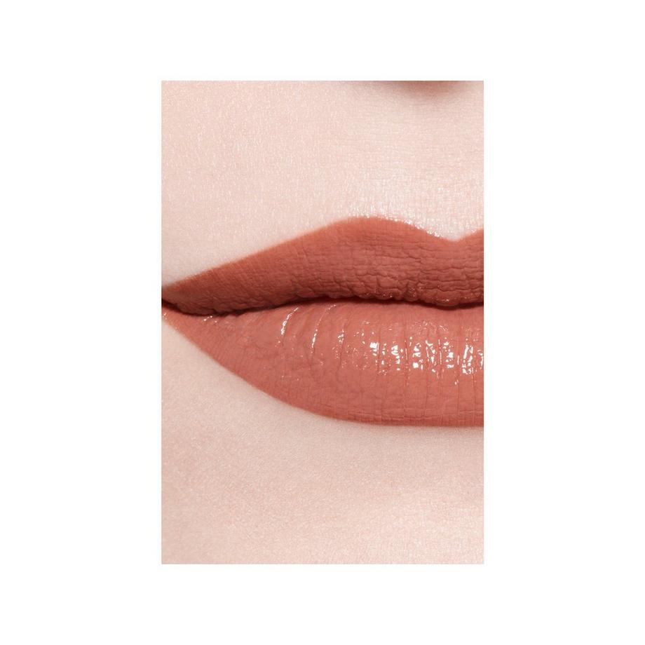 CHANEL ROUGE COCO BLOOM ⁠ DER FEUCHTIGKEITSSPENDENDE, AUFPOLSTERNDE, HOCHGLÄNZENDE UND FARBINTENSIVE LIPPENSTIFT MIT LANGEM HALT. 