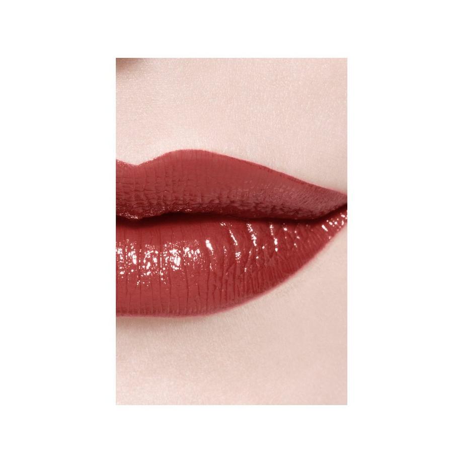CHANEL ROUGE COCO BLOOM DER FEUCHTIGKEITSSPENDENDE, AUFPOLSTERNDE, HOCHGLÄNZENDE UND FARBINTENSIVE LIPPENSTIFT MIT LANGEM HALT. 