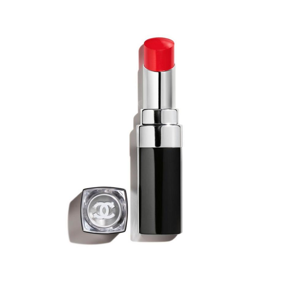 CHANEL ROUGE COCO BLOOM DER FEUCHTIGKEITSSPENDENDE, AUFPOLSTERNDE, HOCHGLÄNZENDE UND FARBINTENSIVE LIPPENSTIFT MIT LANGEM HALT. 