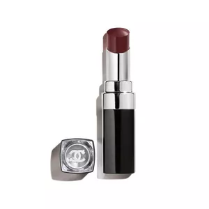 DER FEUCHTIGKEITSSPENDENDE, AUFPOLSTERNDE, HOCHGLÄNZENDE UND FARBINTENSIVE LIPPENSTIFT MIT LANGEM HALT.