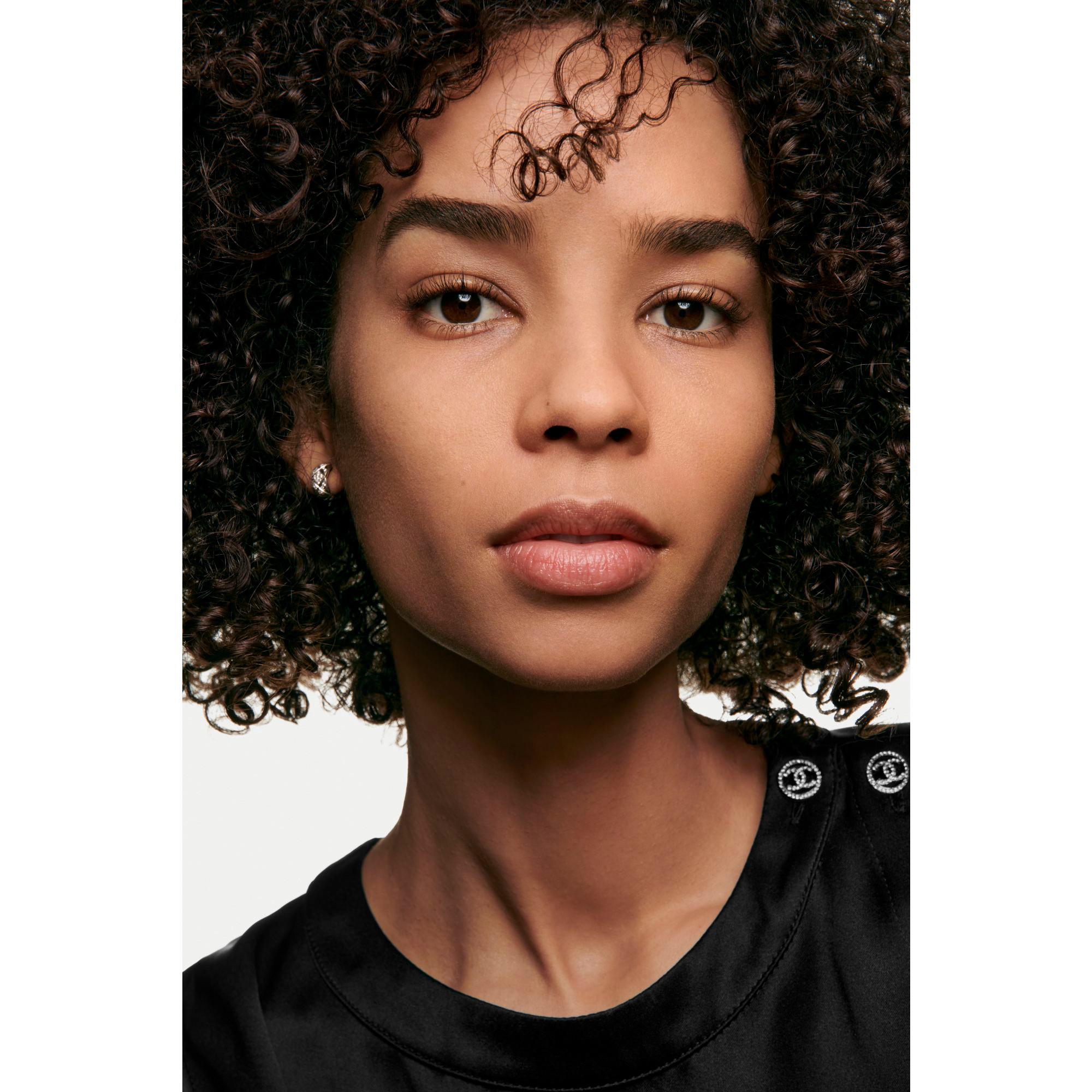 CHANEL LES BEIGES POUDRE BELLE MINE NATURELLE POUDRE LÉGÈRE, IMPERCEPTIBLE ET MODULABLE 