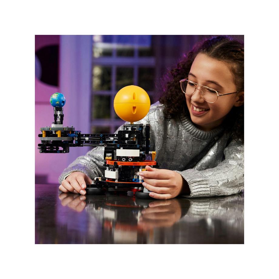 LEGO®  42179 La planète Terre et la Lune en orbite 