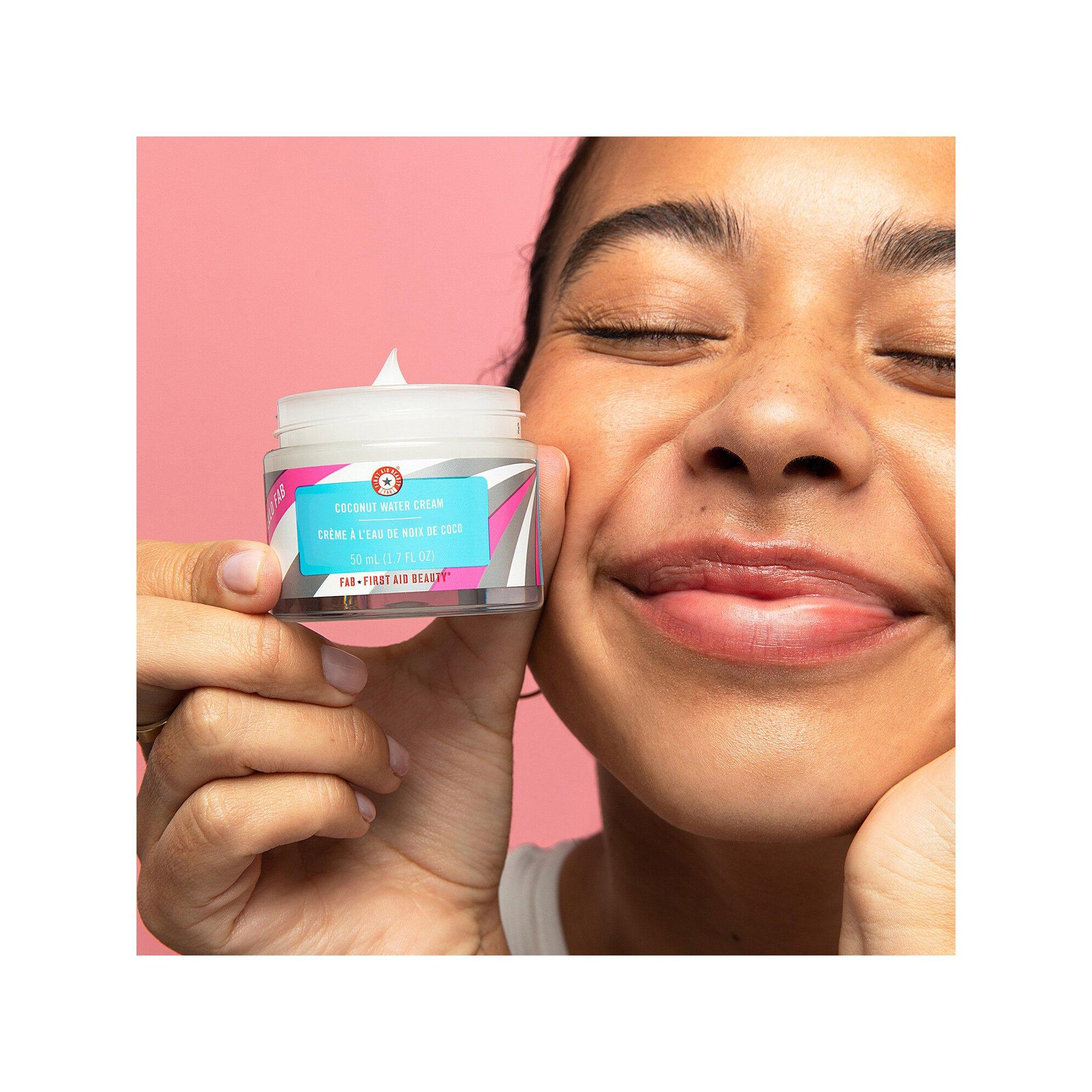 FIRST AID BEAUTY  Hello FAB Coconut Water Cream - Crème hydratante à l'eau de coco 