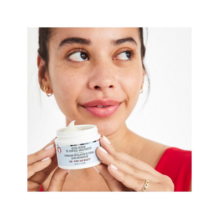 FIRST AID BEAUTY  Ultra Repair Oil-Control Moisturizer - Crème hydratante anti-brillance 