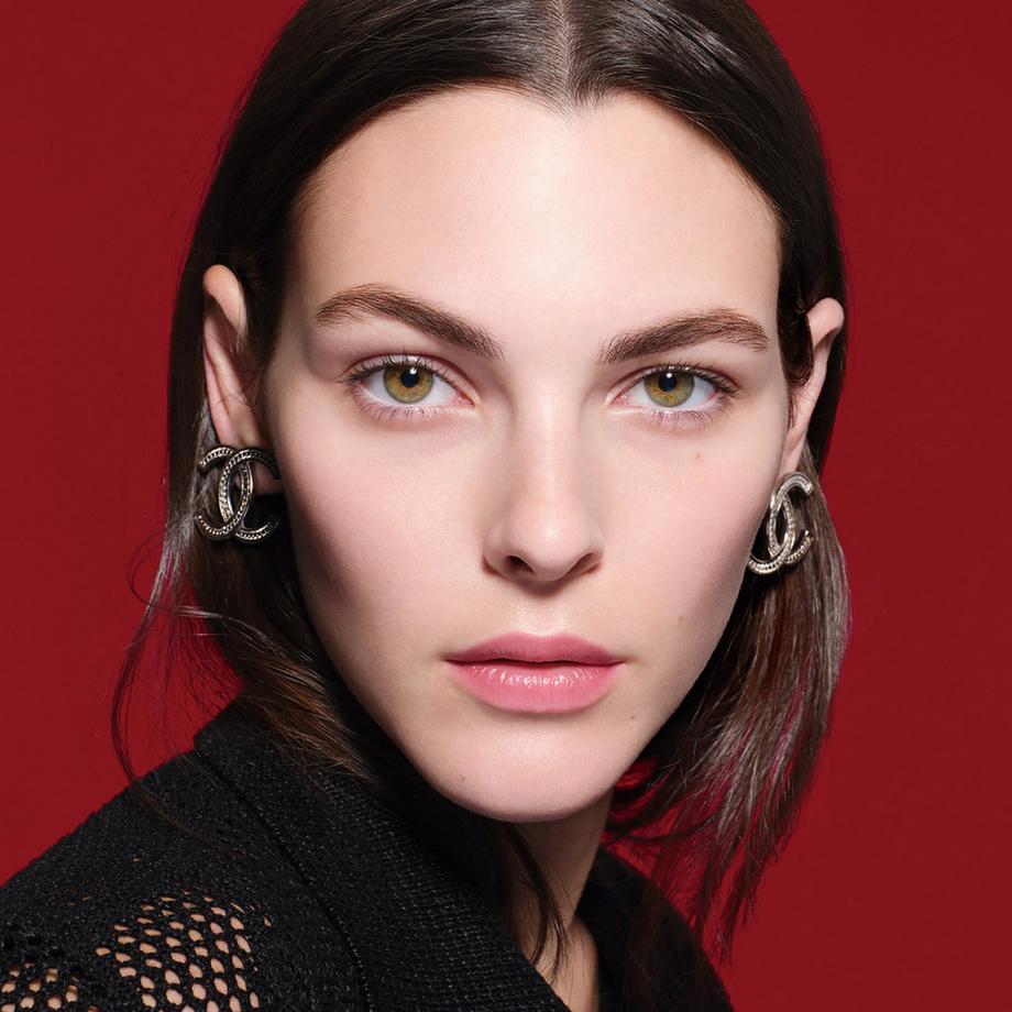 CHANEL N°1 DE CHANEL BALSAMO LABBRA E GUANCE ESALTARE IL COLORE - NUTRIRE - RIMPOLPARE 
