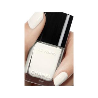 CHANEL LE VERNIS NAGELLACK – FARBE UND GLANZ MIT LANGEM HALT 