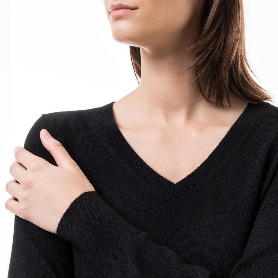Manor Woman V-Neck Pullover  
