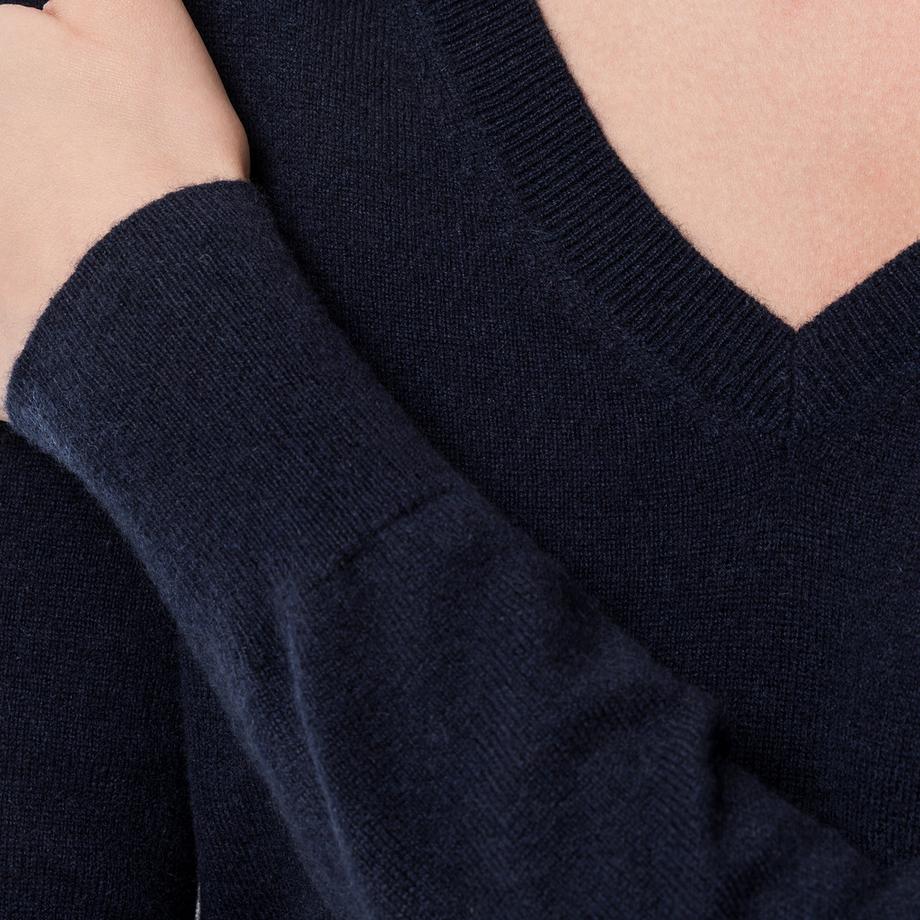 Manor Woman V-Neck Pullover  