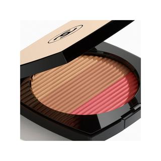 CHANEL LES BEIGES POUDRE BELLE MINE ENSOLEILLÉE HARMONIE DE TROIS POUDRES BELLE MINE, POUDRE BRONZANTE, BLUSH ET ENLUMINEUR. VISAGE, COU ET DÉCOLLETÉ. MAXI FORMAT 