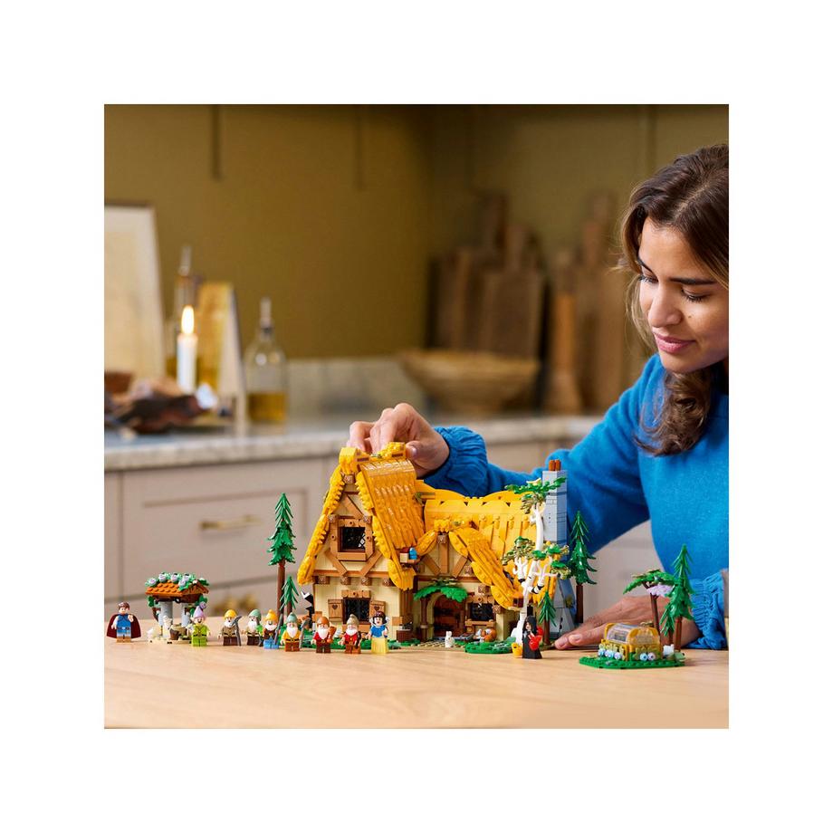 LEGO®  43242 Il cottage di Biancaneve e i Sette Nani 
