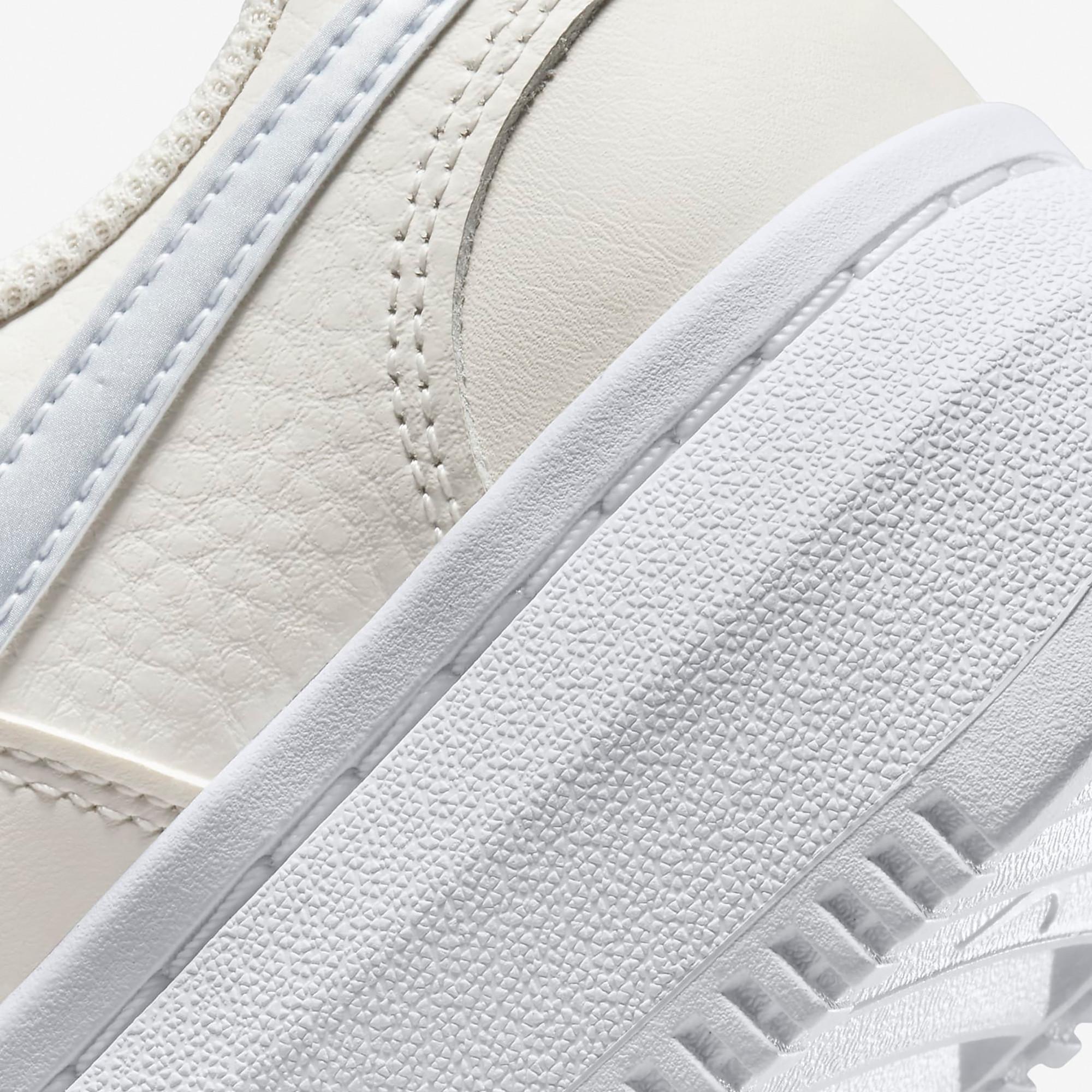 NIKE Wmns Court Vision Alta Sneakers, Low Top 