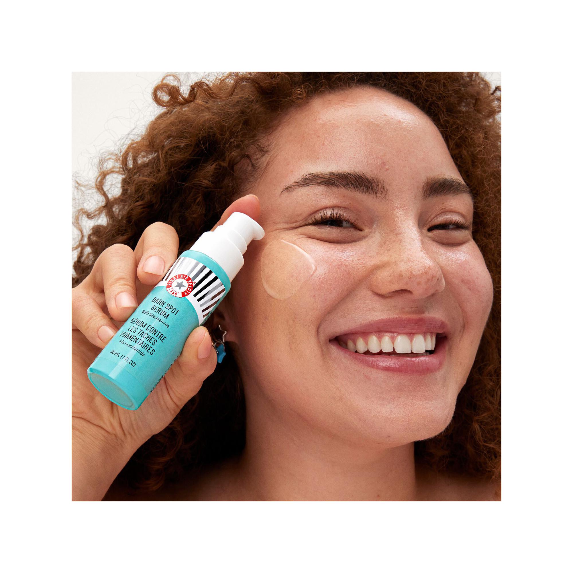 FIRST AID BEAUTY  Dark Spot Serum - Serum anti-tâches pigmentaires à la Niacinamide 