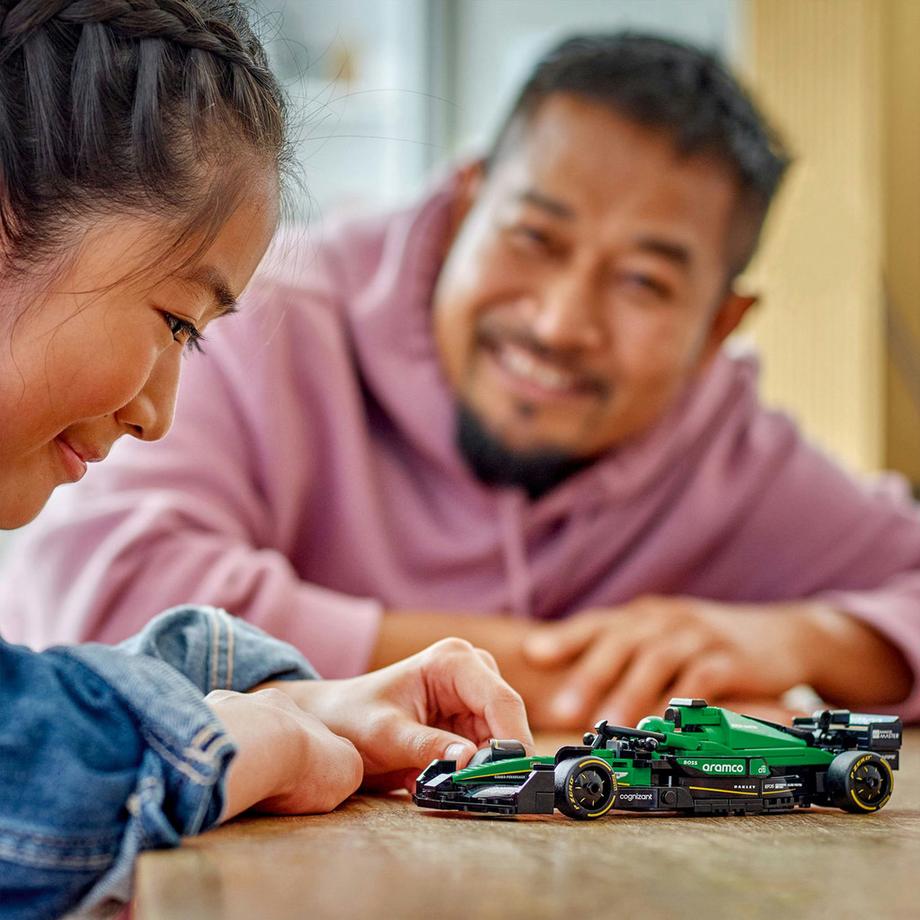 LEGO®  77245 Auto da corsa Aston Martin Aramco F1® AMR24 