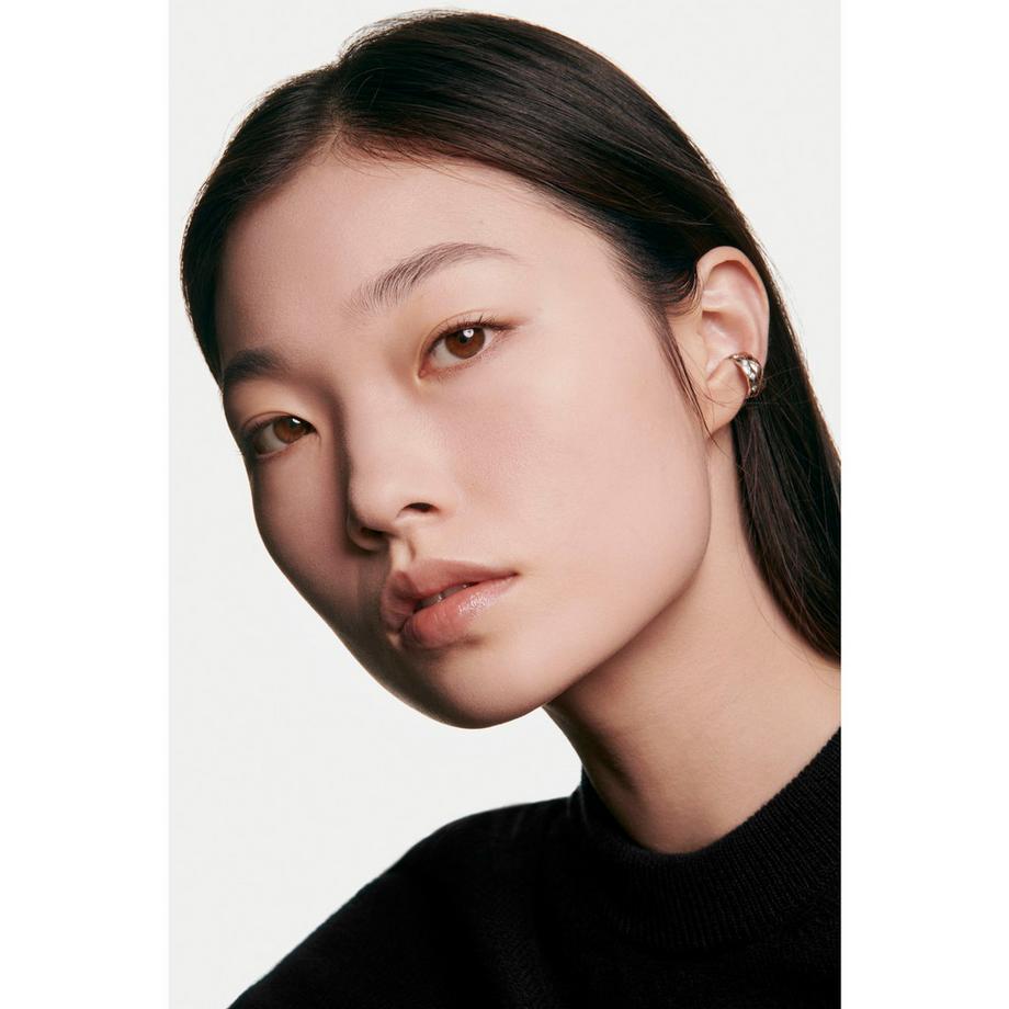 CHANEL ULTRA LE TEINT VELVET FORMULE ULTRA LÉGÈRE ET LONGUE TENUE. FINI MAT VELOURS EFFET FLOUTEUR. TEINT NATUREL PARFAIT. 