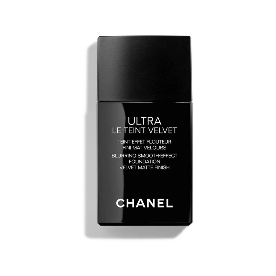 CHANEL ULTRA LE TEINT VELVET FORMULE ULTRA LÉGÈRE ET LONGUE TENUE. FINI MAT VELOURS EFFET FLOUTEUR. TEINT NATUREL PARFAIT. 