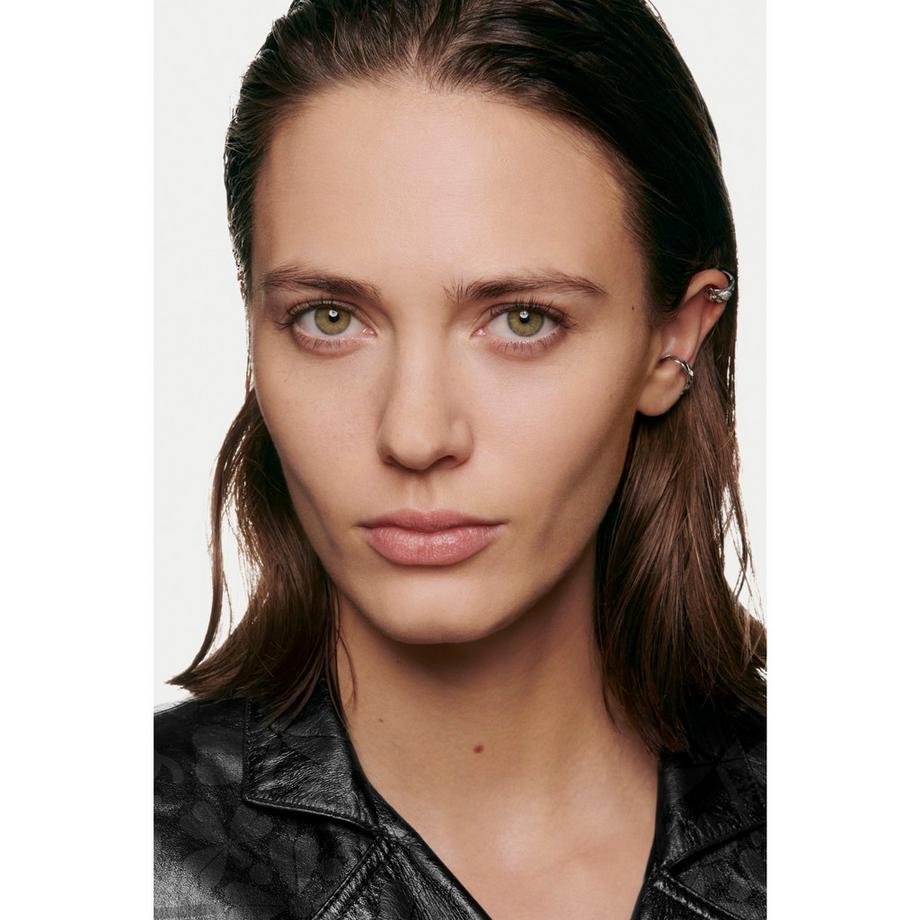 CHANEL ULTRA LE TEINT VELVET FORMULE ULTRA LÉGÈRE ET LONGUE TENUE. FINI MAT VELOURS EFFET FLOUTEUR. TEINT NATUREL PARFAIT. 