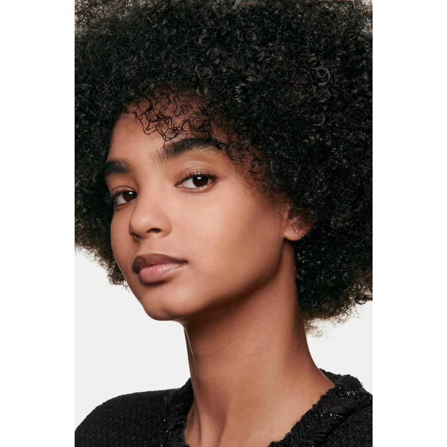 CHANEL ULTRA LE TEINT VELVET FOUNDATION MIT WEICHZEICHNEREFFEKT. SAMTIG-MATTES FINISH. 