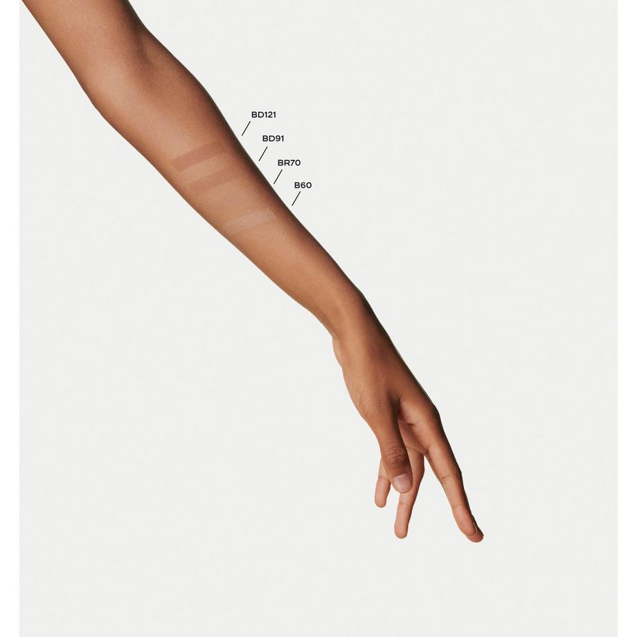 CHANEL ULTRA LE TEINT VELVET FOUNDATION MIT WEICHZEICHNEREFFEKT. SAMTIG-MATTES FINISH. 