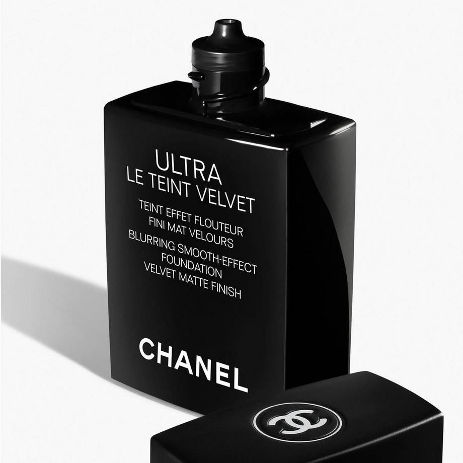 CHANEL ULTRA LE TEINT VELVET COLORITO EFFETTO PELLE LEVIGATA. RISULTATO OPACO VELLUTATO. 
