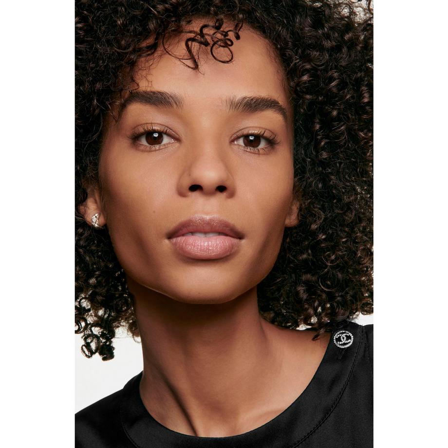 CHANEL ULTRA LE TEINT VELVET COLORITO EFFETTO PELLE LEVIGATA. RISULTATO OPACO VELLUTATO. 