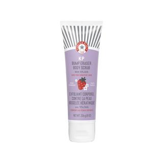 FIRST AID BEAUTY  KP Body Scrub Strawberry - AHA-Körperpeeling mit Erdbeere für sofortige Zartheit 